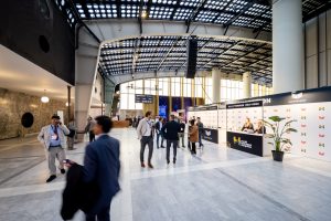 Image of the WTC Rotterdam Postillion with many conference attendees.